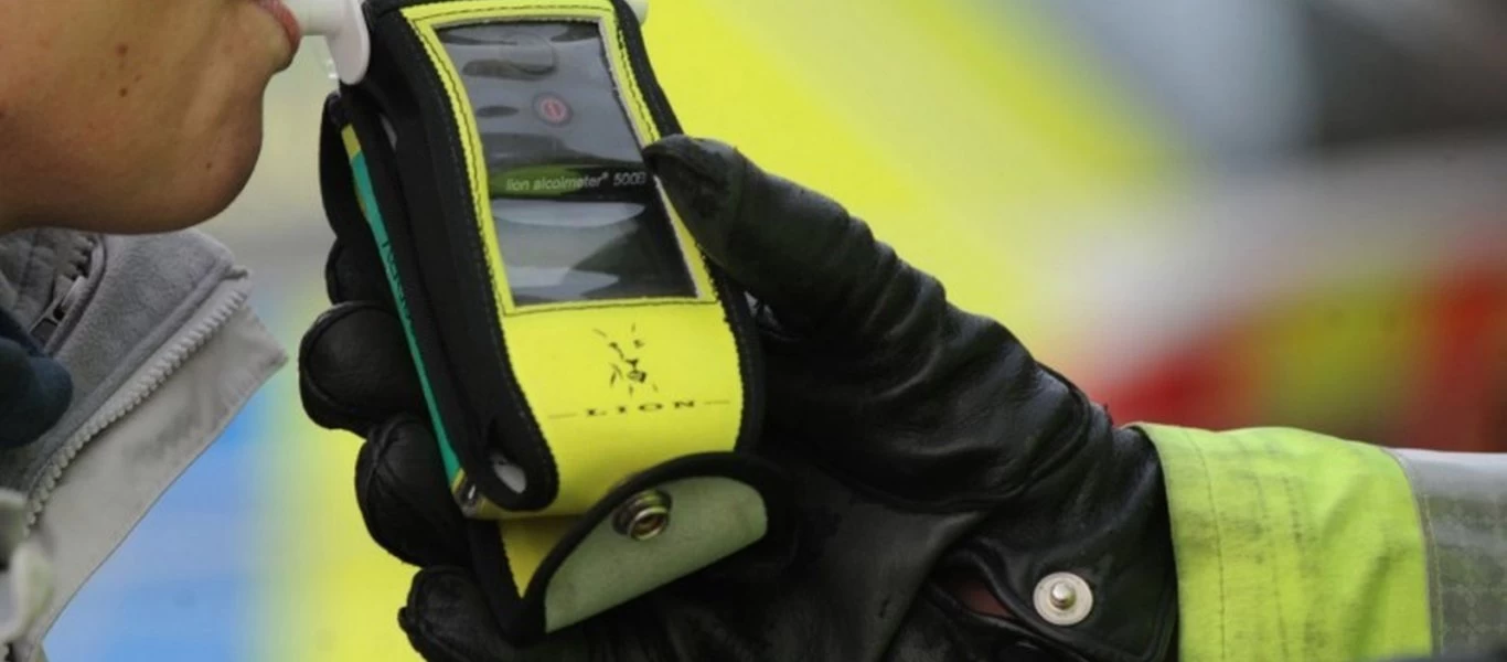 Με το ένα χέρι στο τιμόνι και το άλλο στο ποτήρι οι Έλληνες οδηγοί - Τι έδειξαν τα στοιχεία της τροχαίας